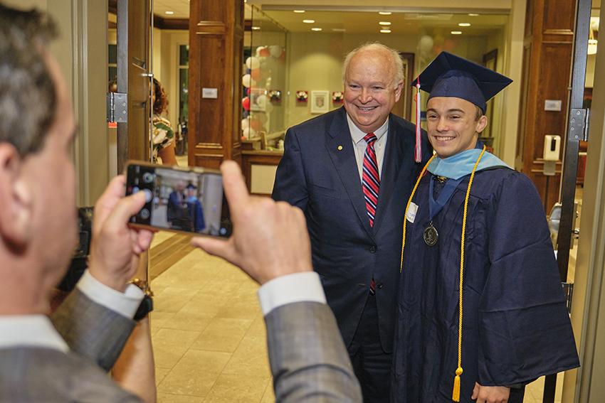 南 Alabama 总统 Jo Bonner taking a Picture with future 南 Alabama 校友