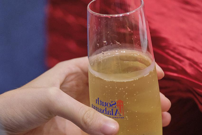 Champagne being served in 南 Alabama glassware