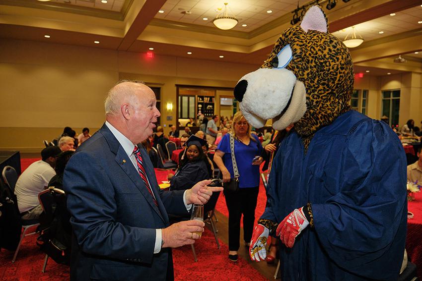 南 Alabama 总统 Jo Bonner socializing with 南 Paw