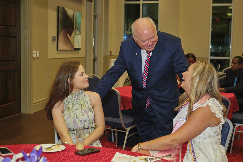 南 Alabama 总统 Jo Bonner socializing with future 南 Alabama 校友