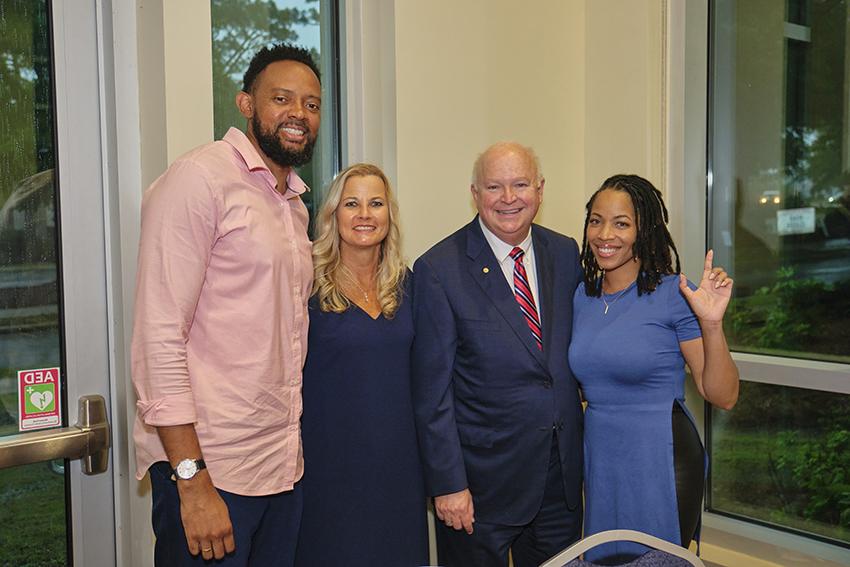 南 Alabama 总统 Jo Bonner taking a Picture with future 南 Alabama 校友