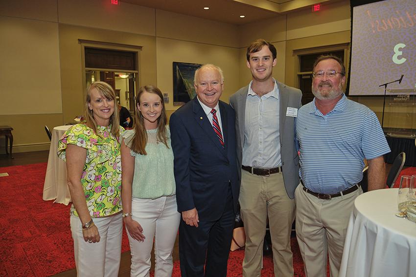 南 Alabama 总统 Jo Bonner taking a Picture with future 南 Alabama 校友