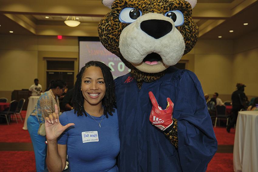 南 Paw taking pictures with future graduates