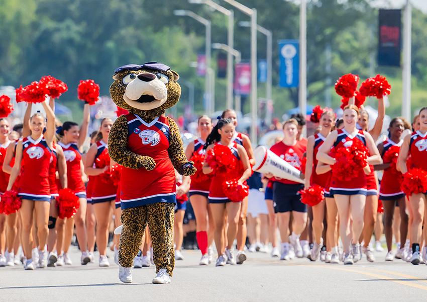 Cheerleaders and the University of 南 阿拉巴马州's mascot cheering.