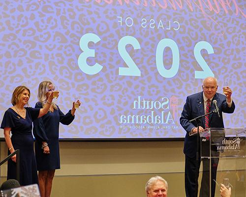 总统邦纳, 肯特副总统, and Margaret Sullivan holding up champagne glasses to toast the class of 2023.