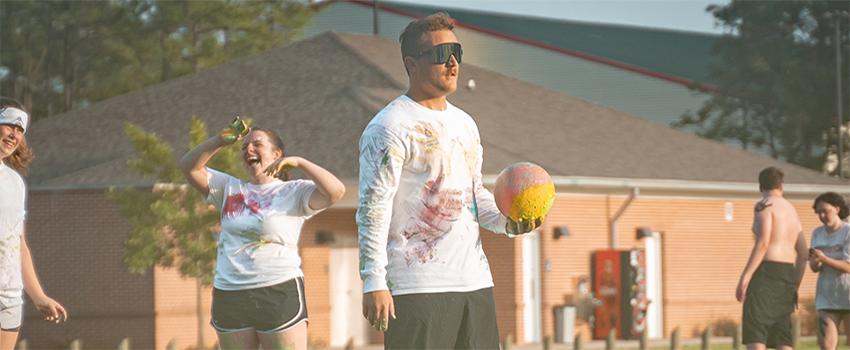 学生 playing dodgeball on campus at a tournament.